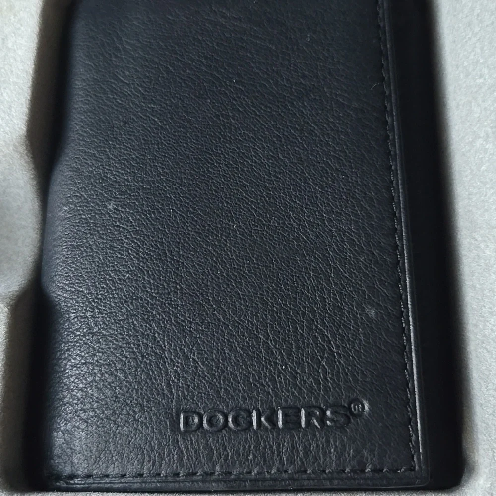 Dockers Black Umbrella and Tri-Fold Black Leather Wallet Set - NEW